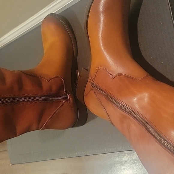 NEW! FRYE Marissa Medallion Inside Zipper Tall Leather Cognac Riding Boots 6M. - Picture 10 of 11